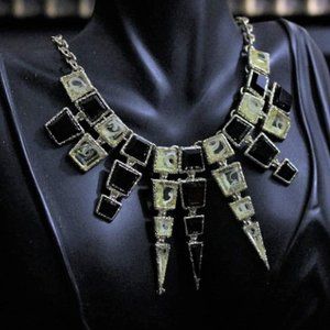 NWT Black and White Statement Bib Necklace Set
